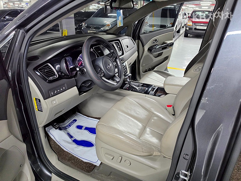 Kia Carnival — miniaturë 5