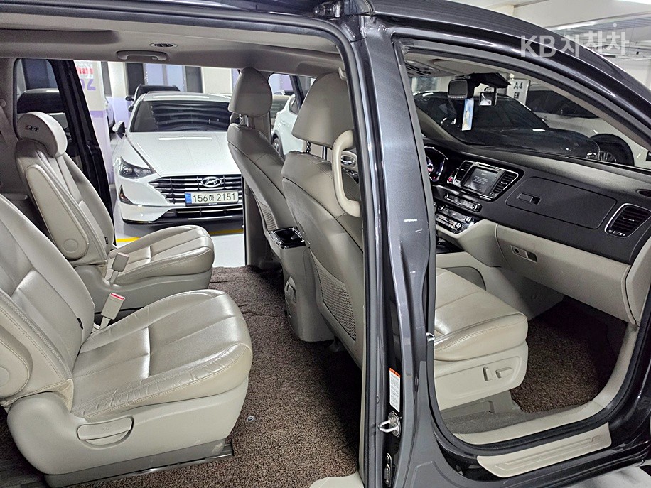 Kia Carnival — miniaturë 8