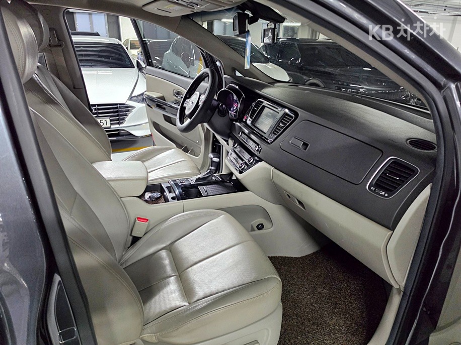 Kia Carnival — miniaturë 9