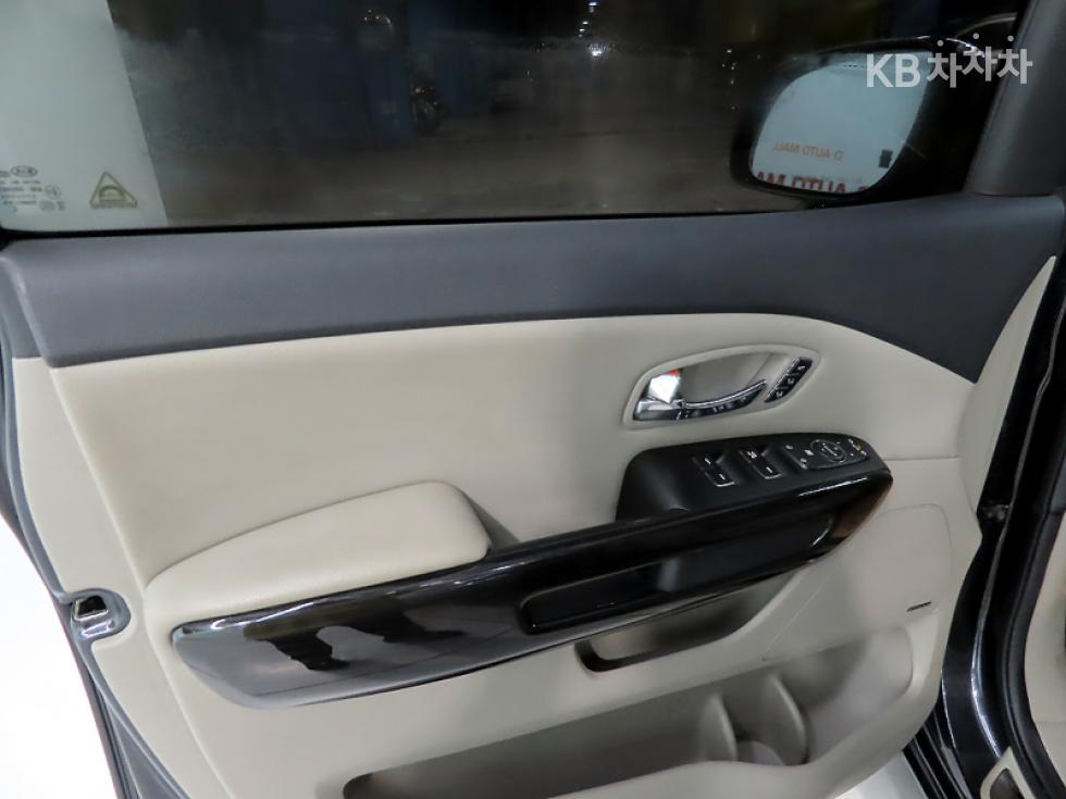 Kia Carnival — miniaturë 13