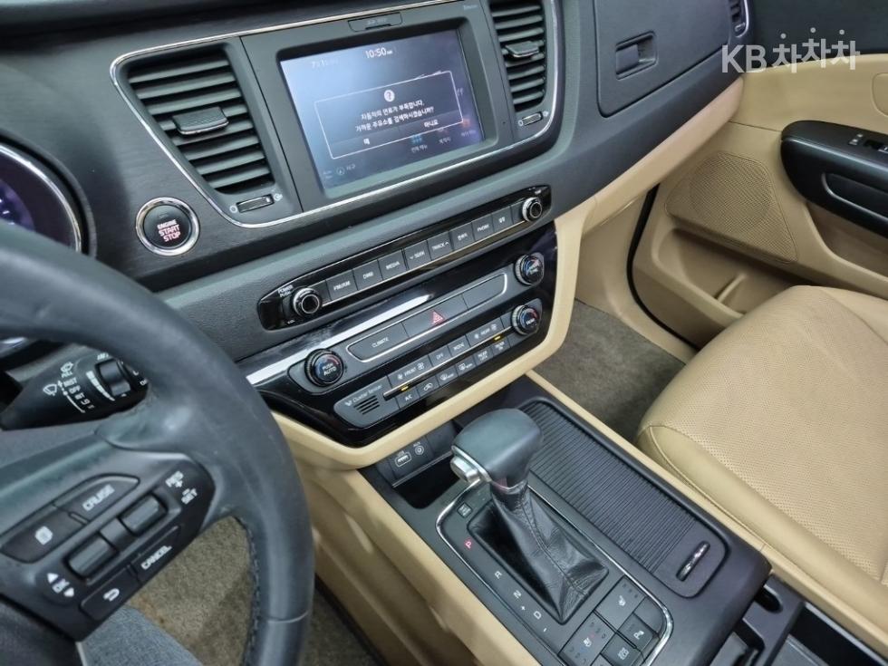 Kia Carnival — miniaturë 10
