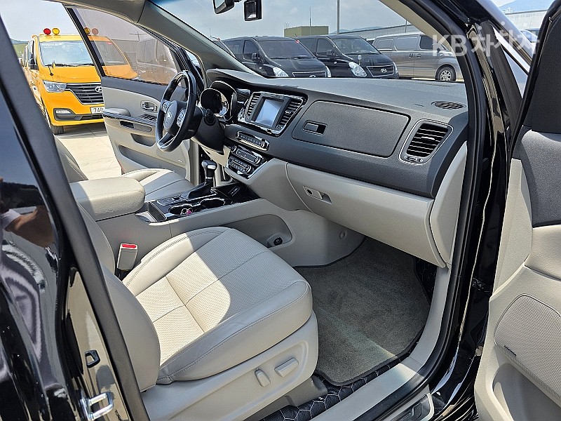 Kia Carnival — miniaturë 11