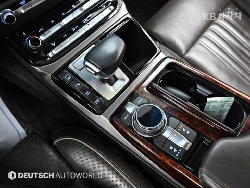 2016 Genesis EQ900 photo