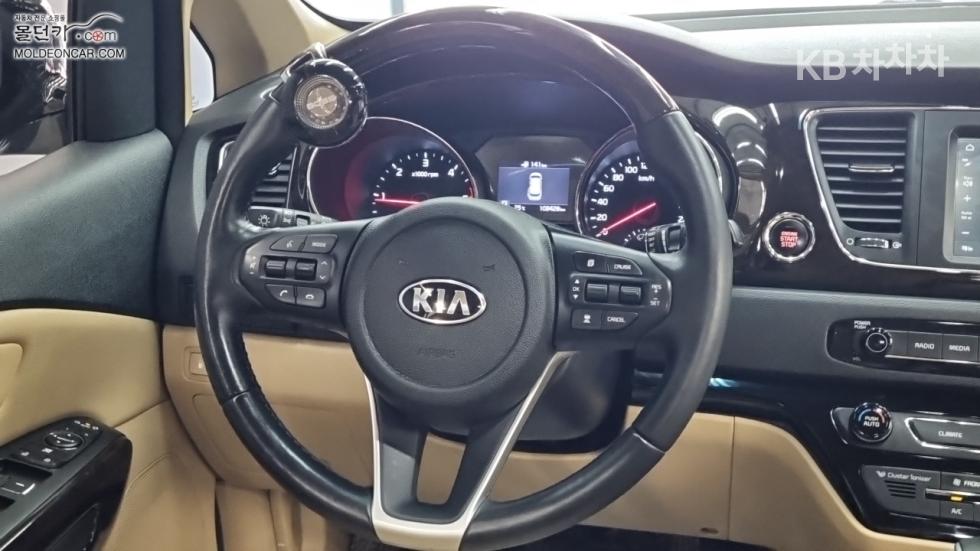 Kia Carnival — miniaturë 11