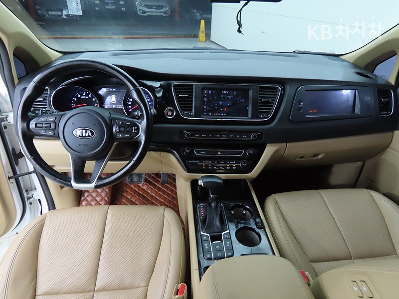 Kia Carnival — miniaturë 7