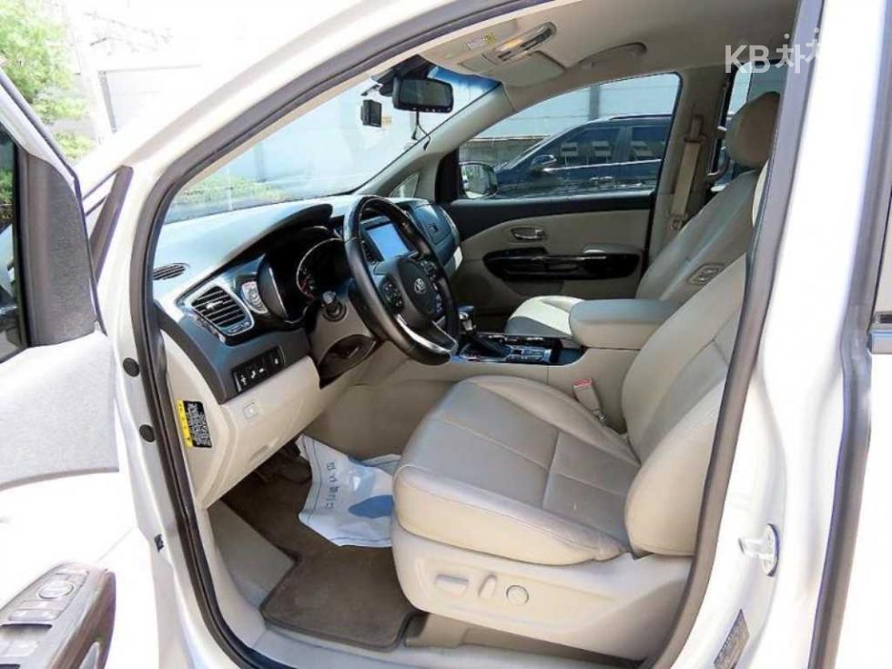 Kia Carnival — miniaturë 4