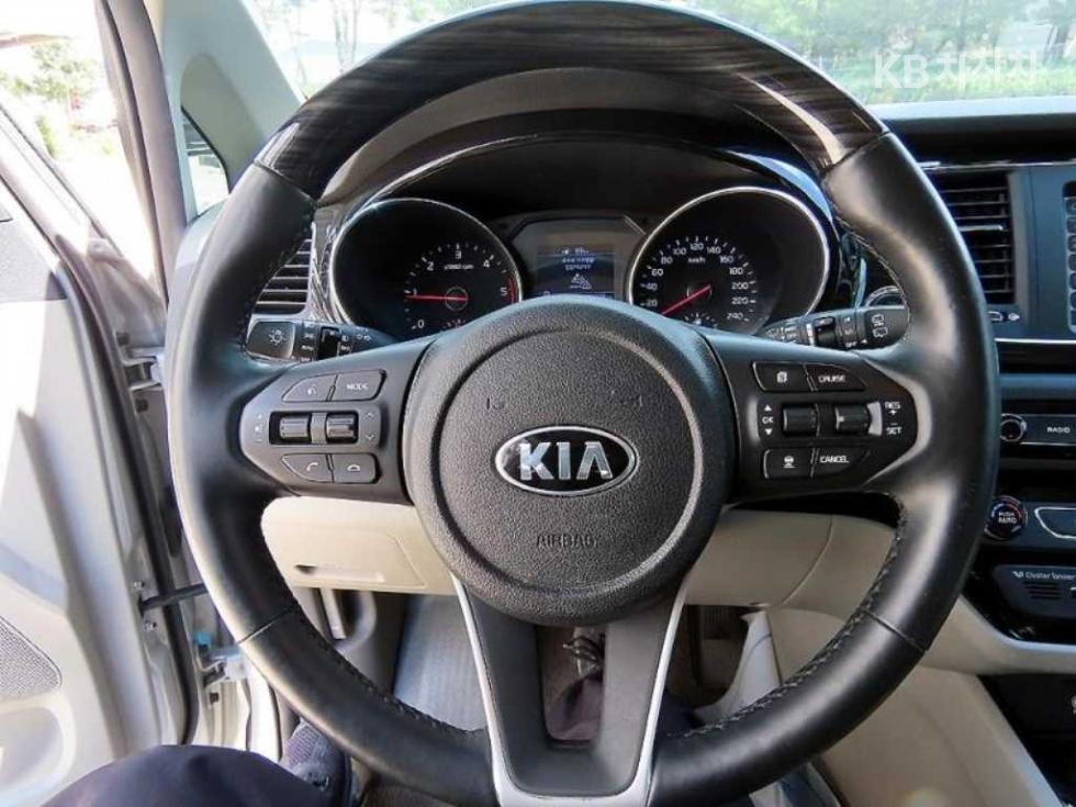 Kia Carnival — miniaturë 8