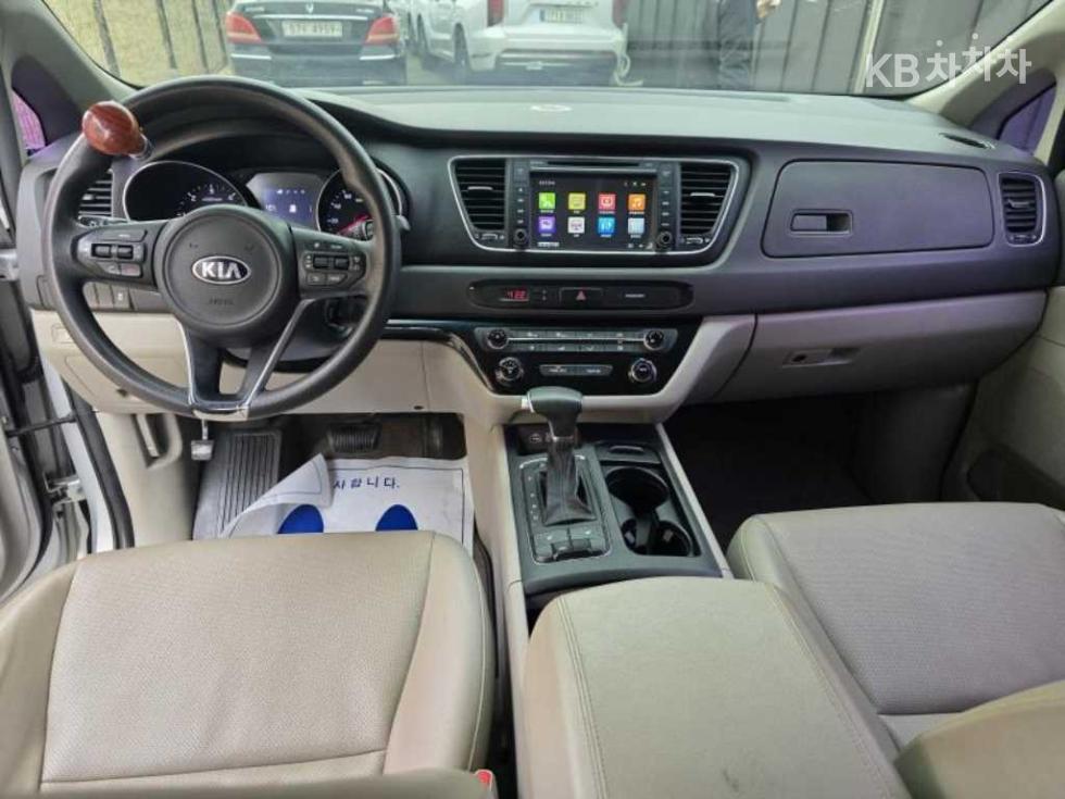 Kia Carnival — miniaturë 8