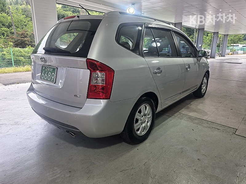 Kia Carens — miniaturë 4