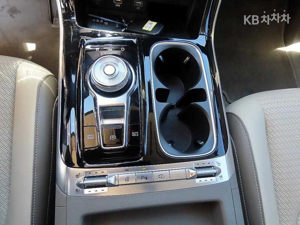 Kia Carnival — miniaturë 10