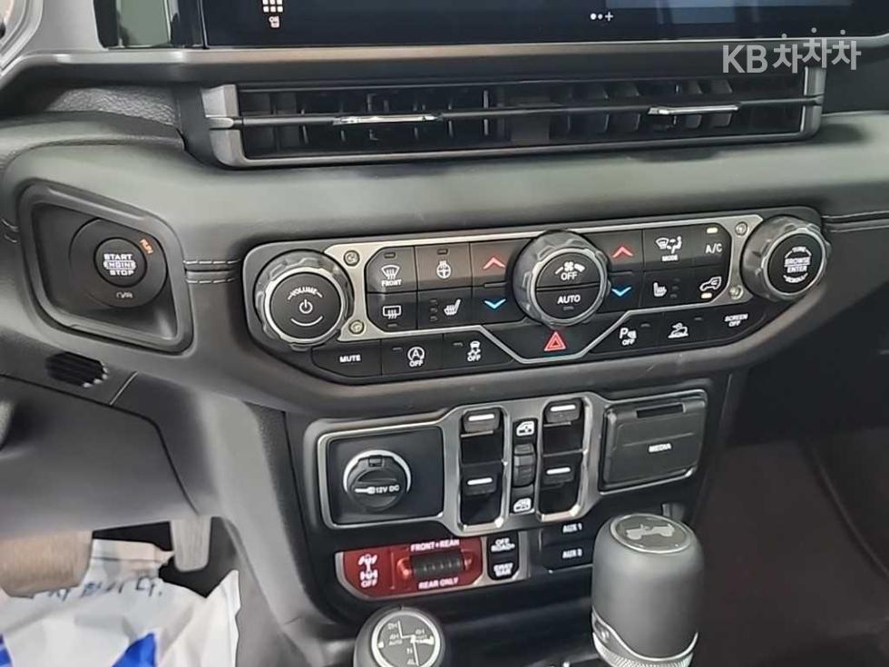 2025 Jeep (JL) photo
