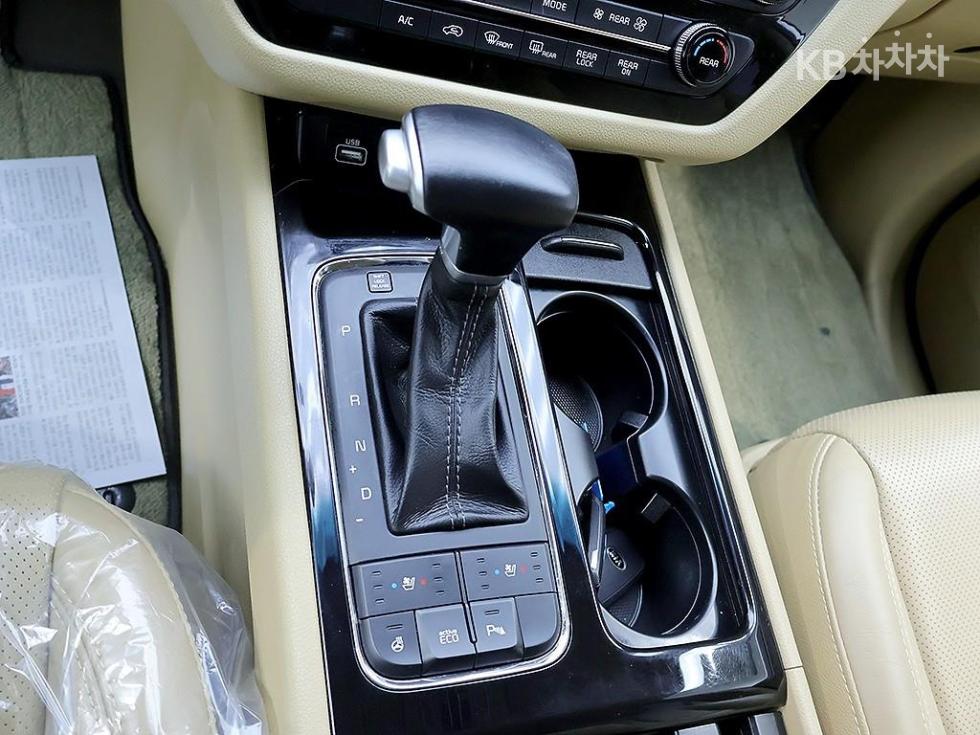 Kia Carnival — miniaturë 10