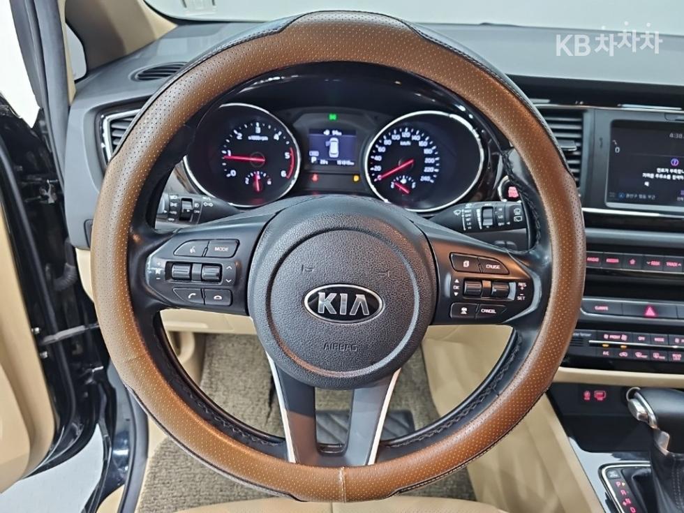 Kia Carnival — miniaturë 9