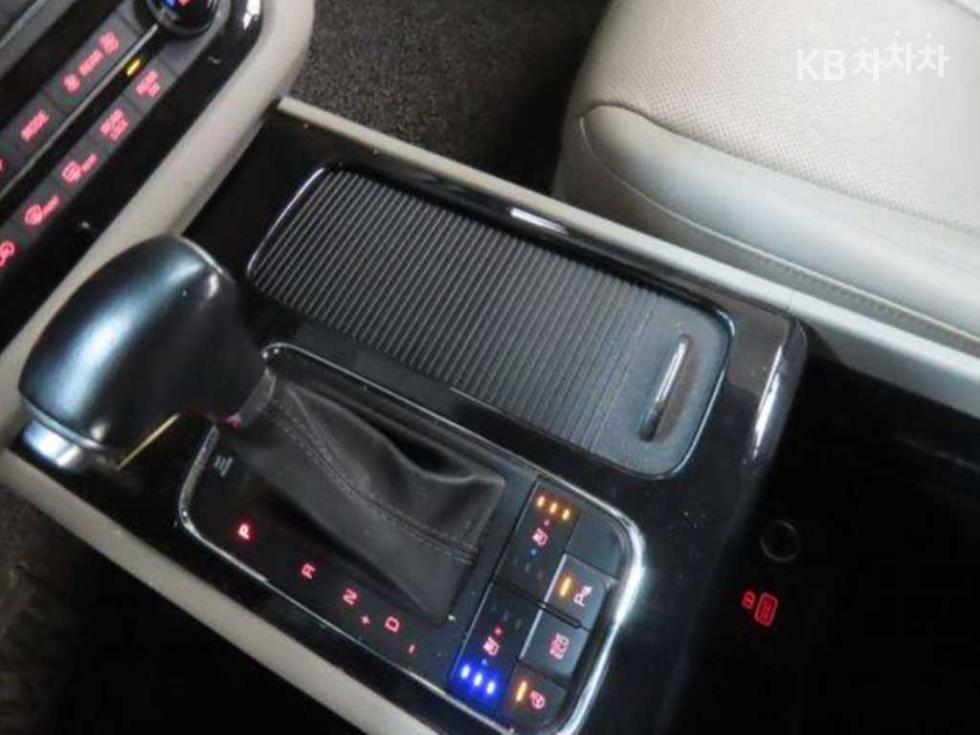 Kia Carnival — miniaturë 7