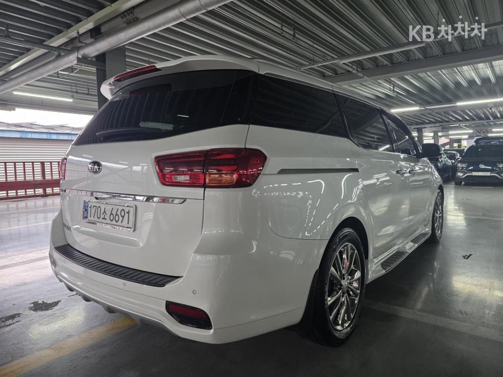 Kia Carnival — miniaturë 4