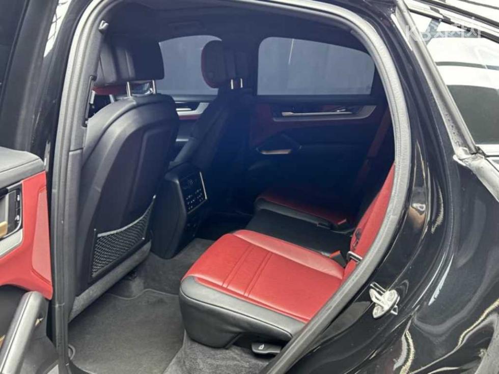 2024 Porsche (9Y0) photo
