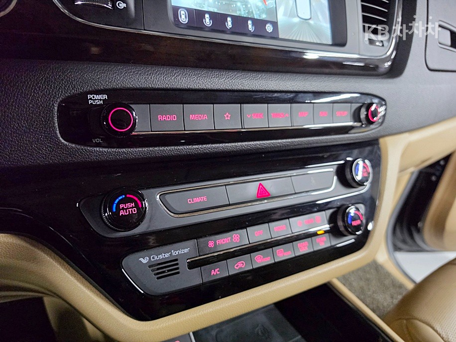 Kia Carnival — miniaturë 15