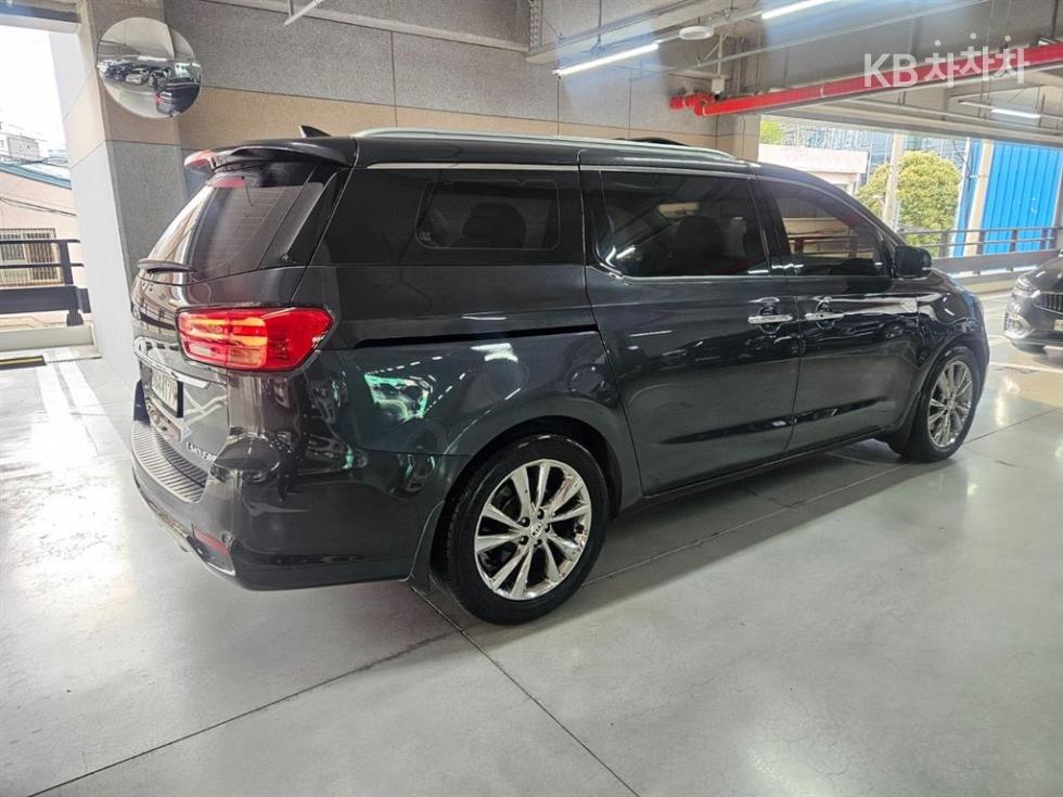 Kia Carnival — miniaturë 4