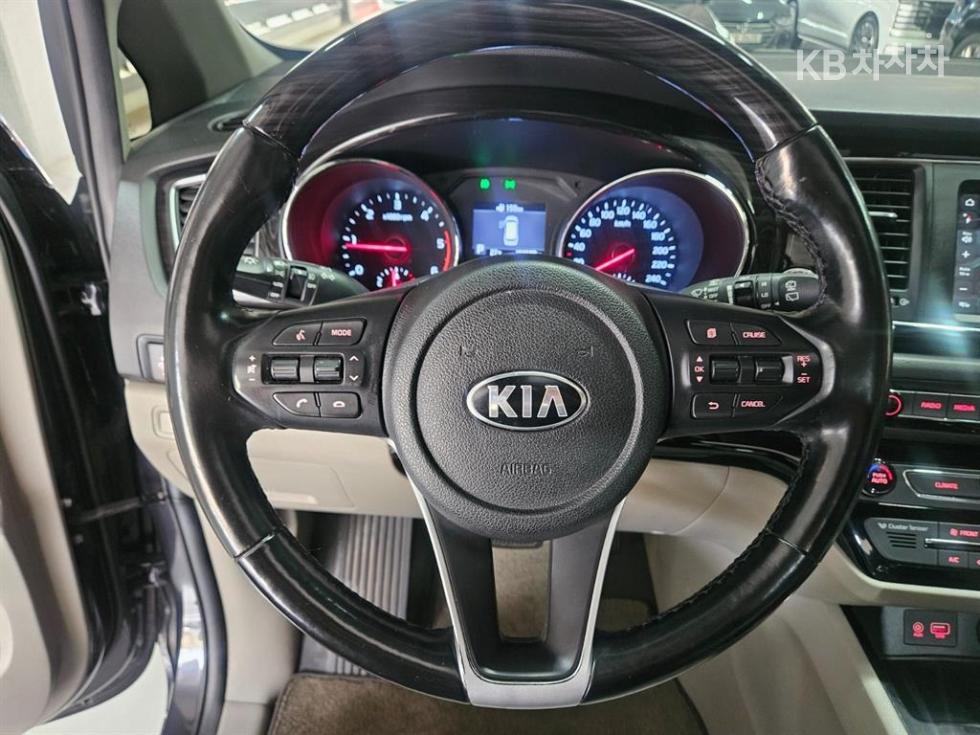 Kia Carnival — miniaturë 9