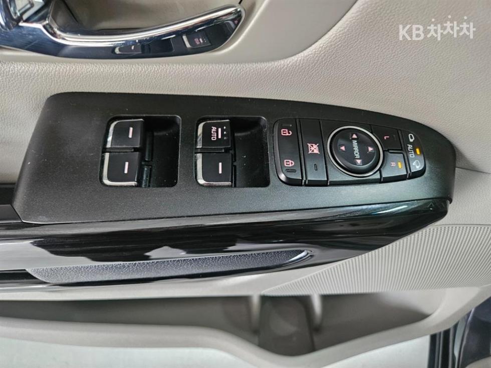 Kia Carnival — miniaturë 16