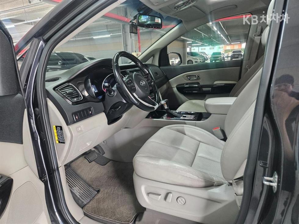 Kia Carnival — miniaturë 17