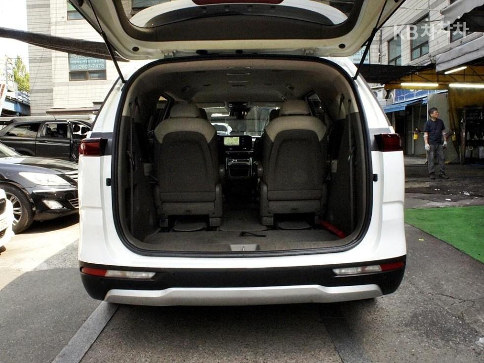 Kia Carnival — miniaturë 17