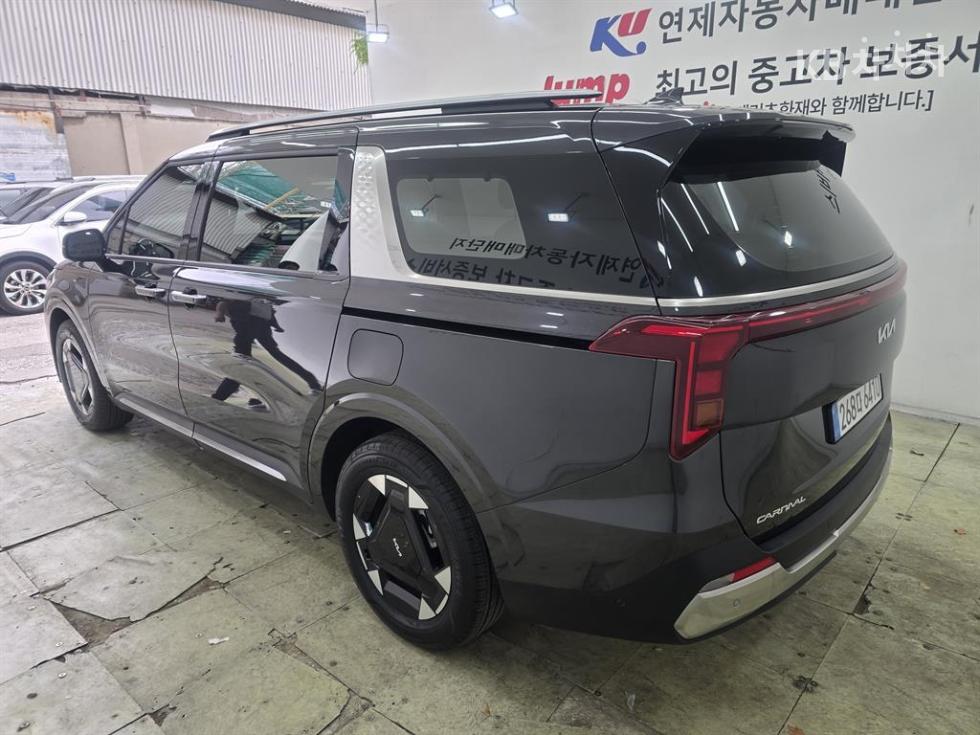 Kia Carnival — miniaturë 4