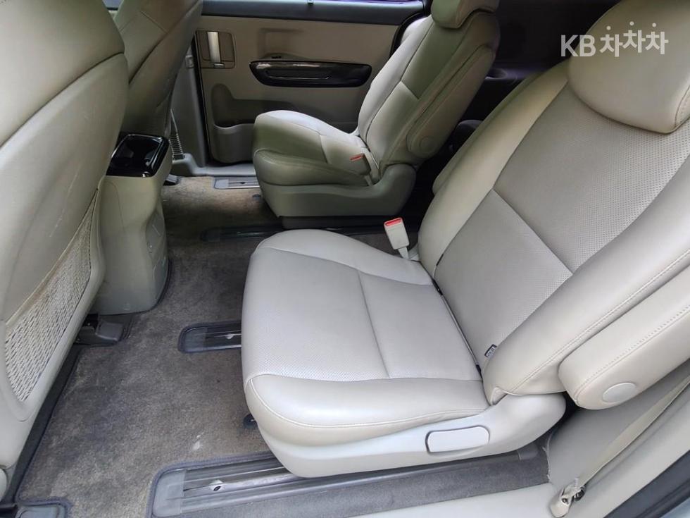 Kia Carnival — miniaturë 8