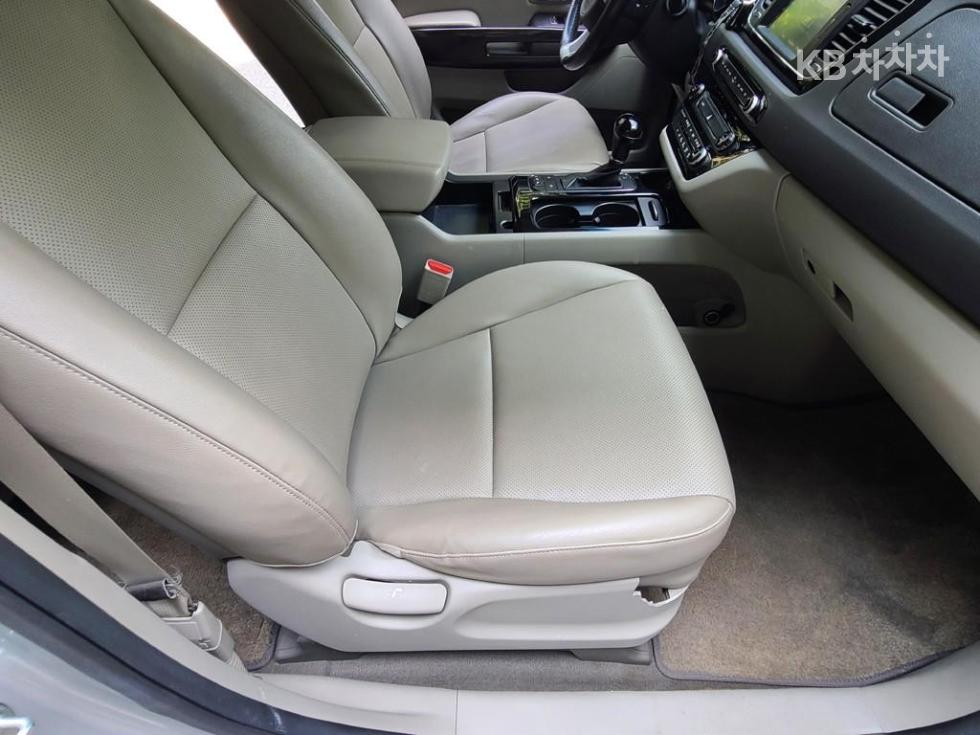 Kia Carnival — miniaturë 10