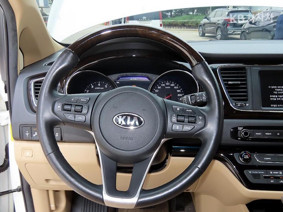Kia Carnival — miniaturë 8