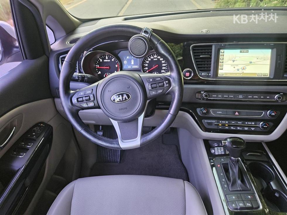 Kia Carnival — miniaturë 4