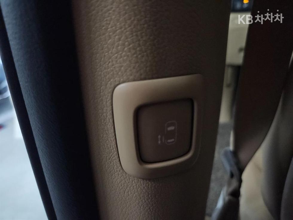 Kia Carnival — miniaturë 11