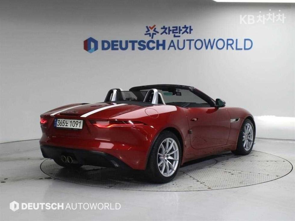 2021 Jaguar F TYPE photo