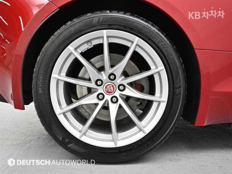 2021 Jaguar F TYPE photo