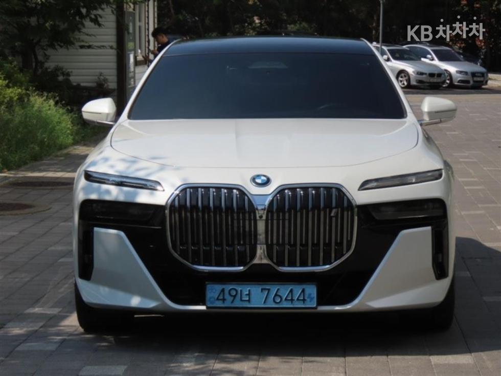 BMW i7