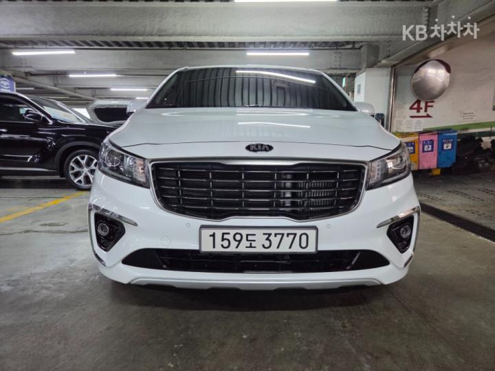 Kia Carnival 9-Seater Prstige — foto 1
