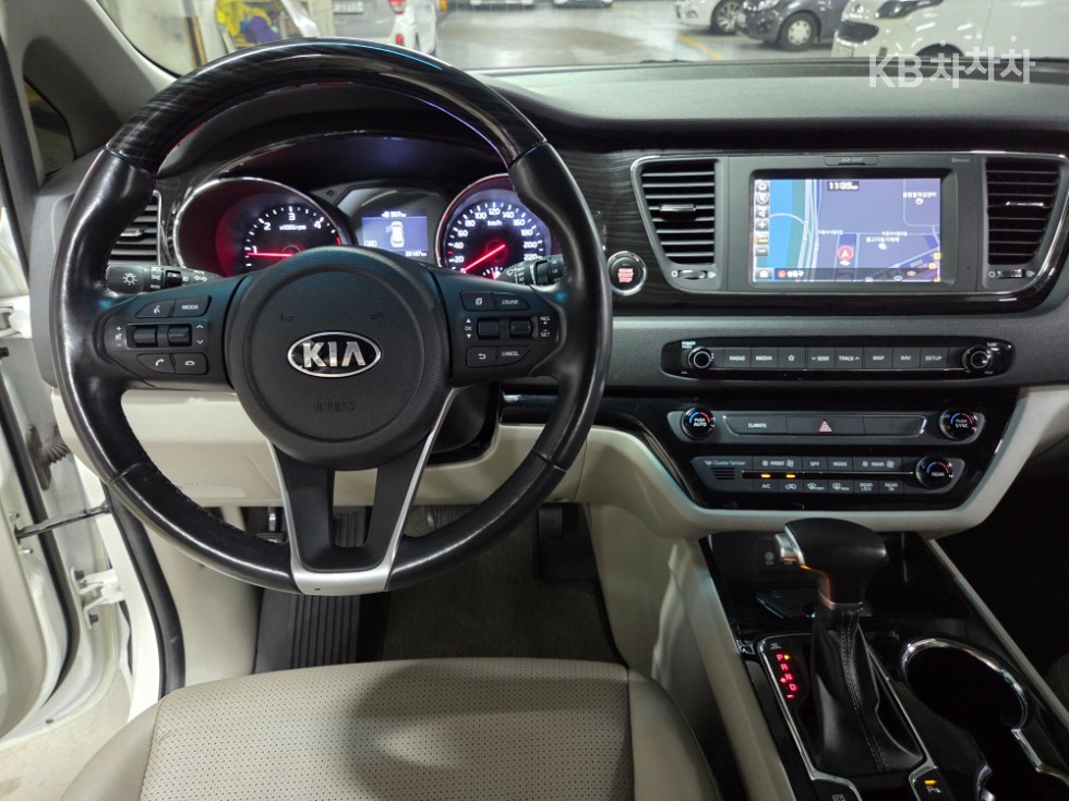 Kia Carnival — miniaturë 18