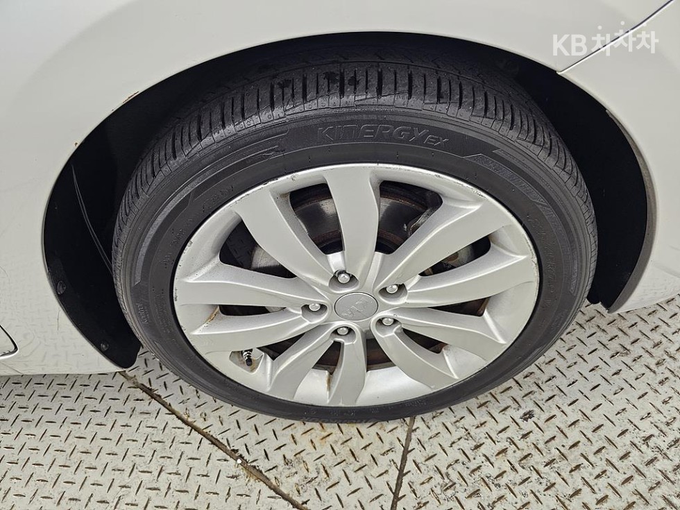 Kia Carens — miniaturë 20