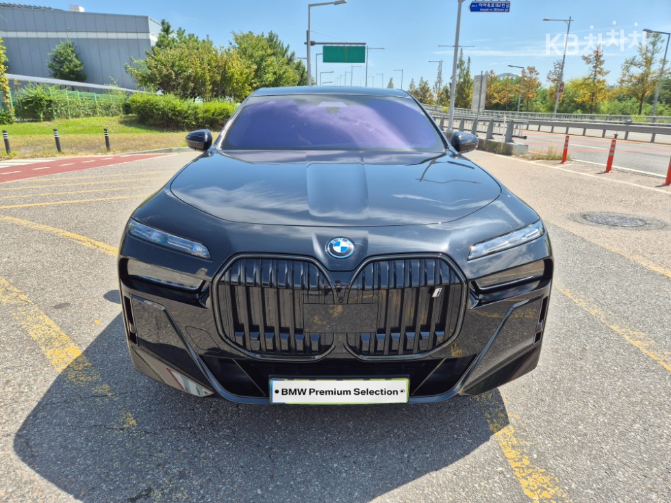 BMW i7