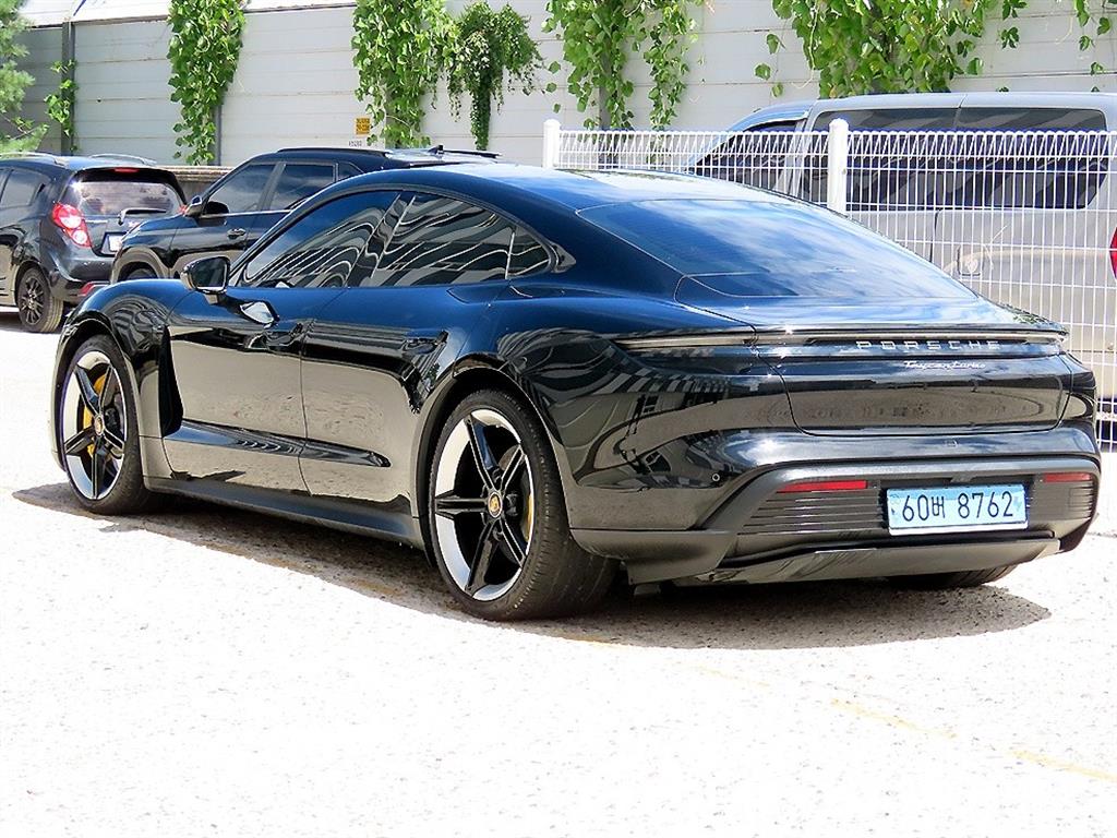 Porsche Taycan — miniaturë 3