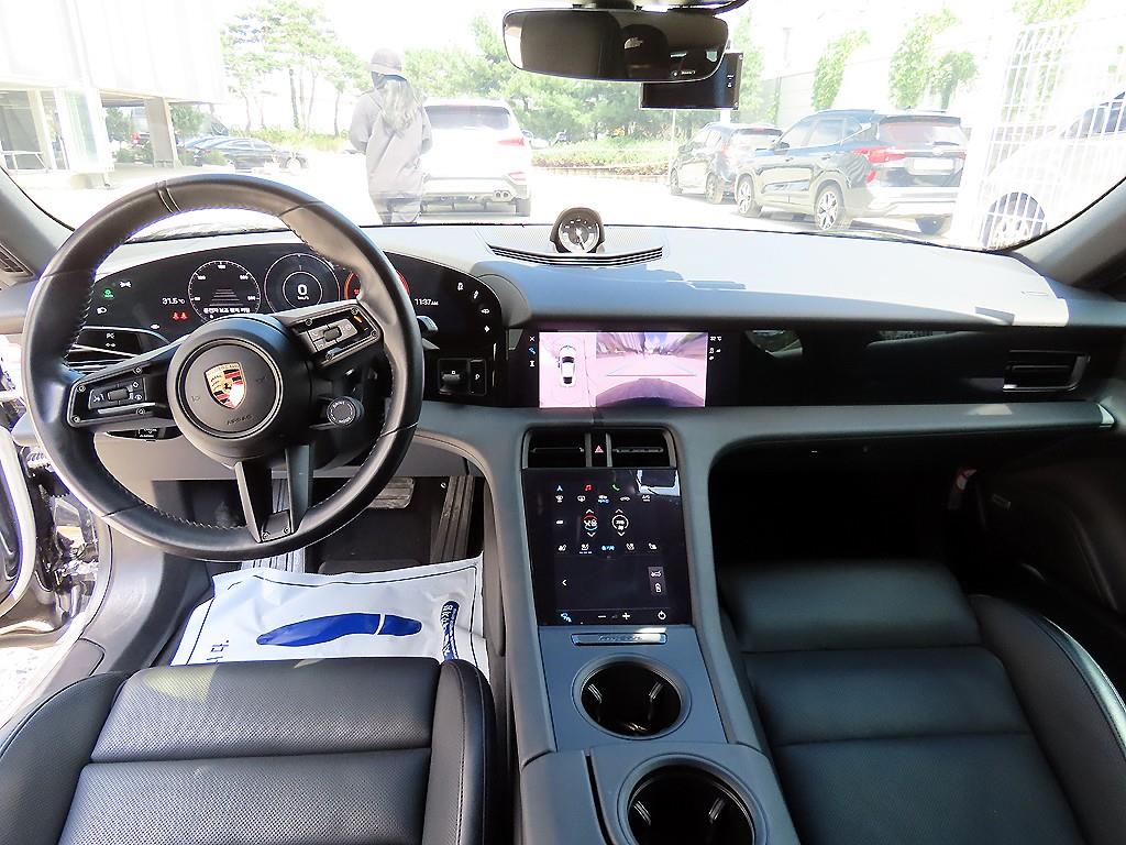 Porsche Taycan — miniaturë 7