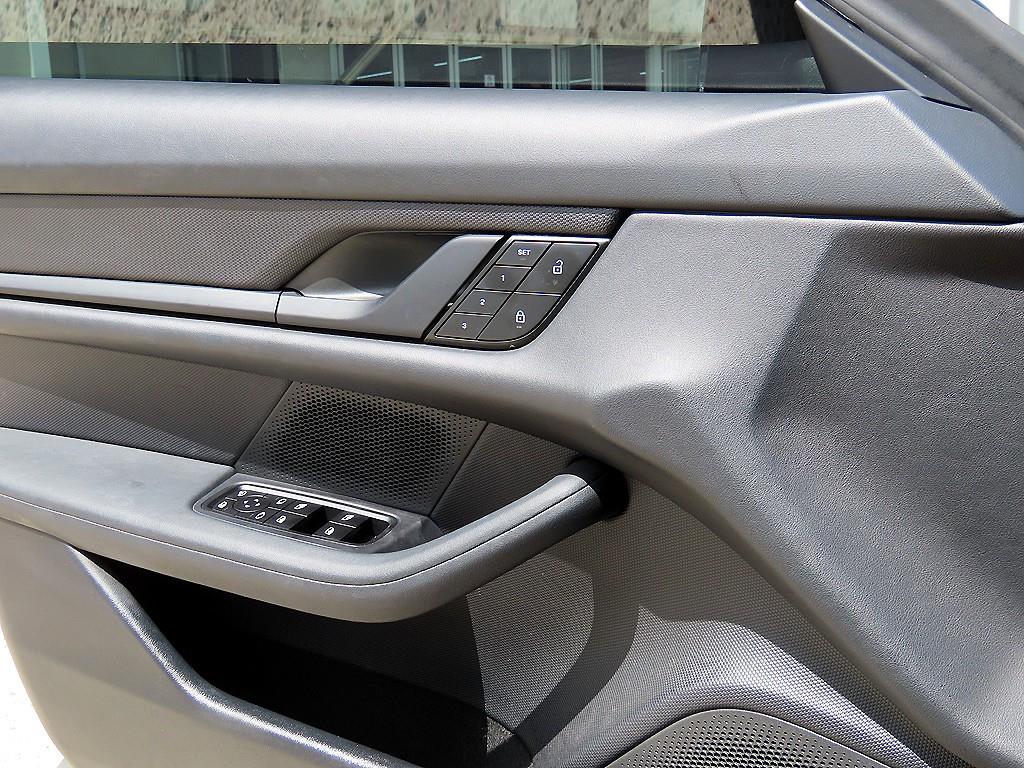 Porsche Taycan — miniaturë 11
