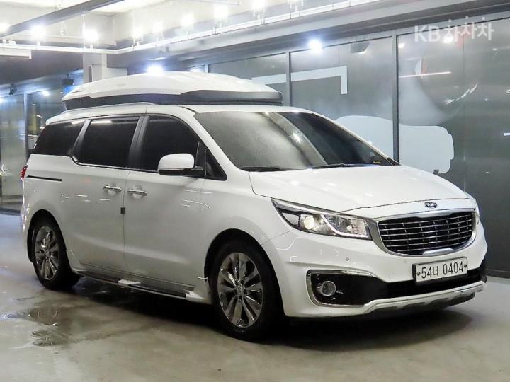 Kia Carnival 9-seater Outdoor Prestige — foto 1