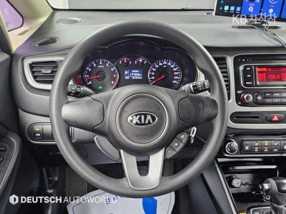 Kia Carens — miniaturë 13