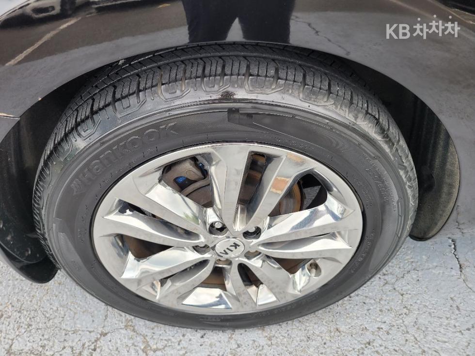 Kia Carnival — miniaturë 9