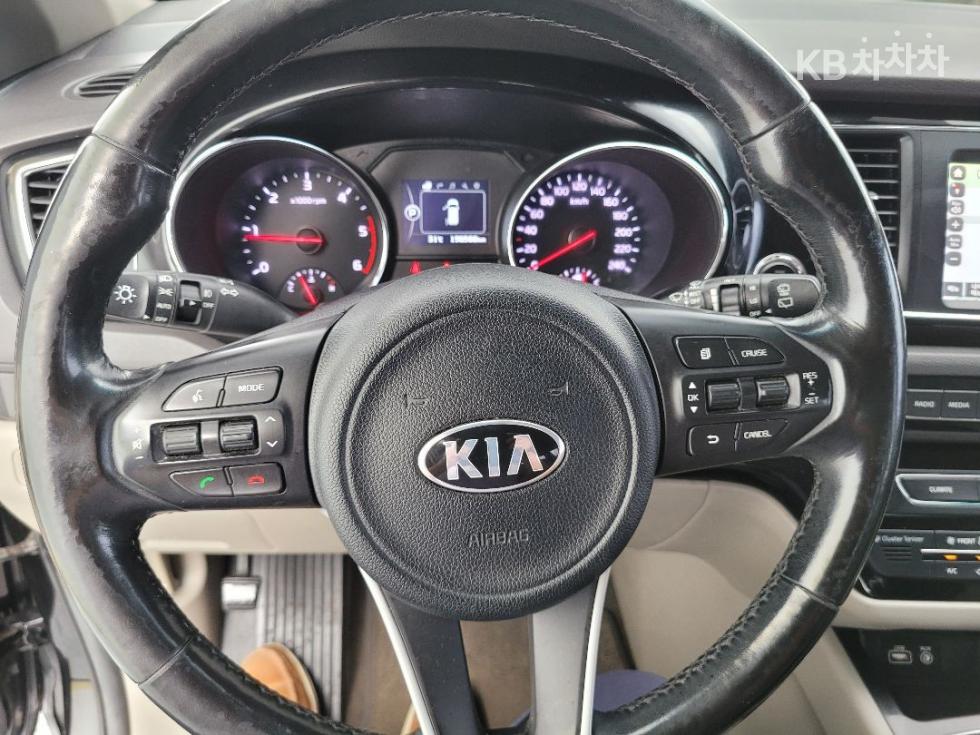 Kia Carnival — miniaturë 17