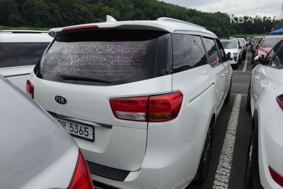 Kia Carnival — miniaturë 4