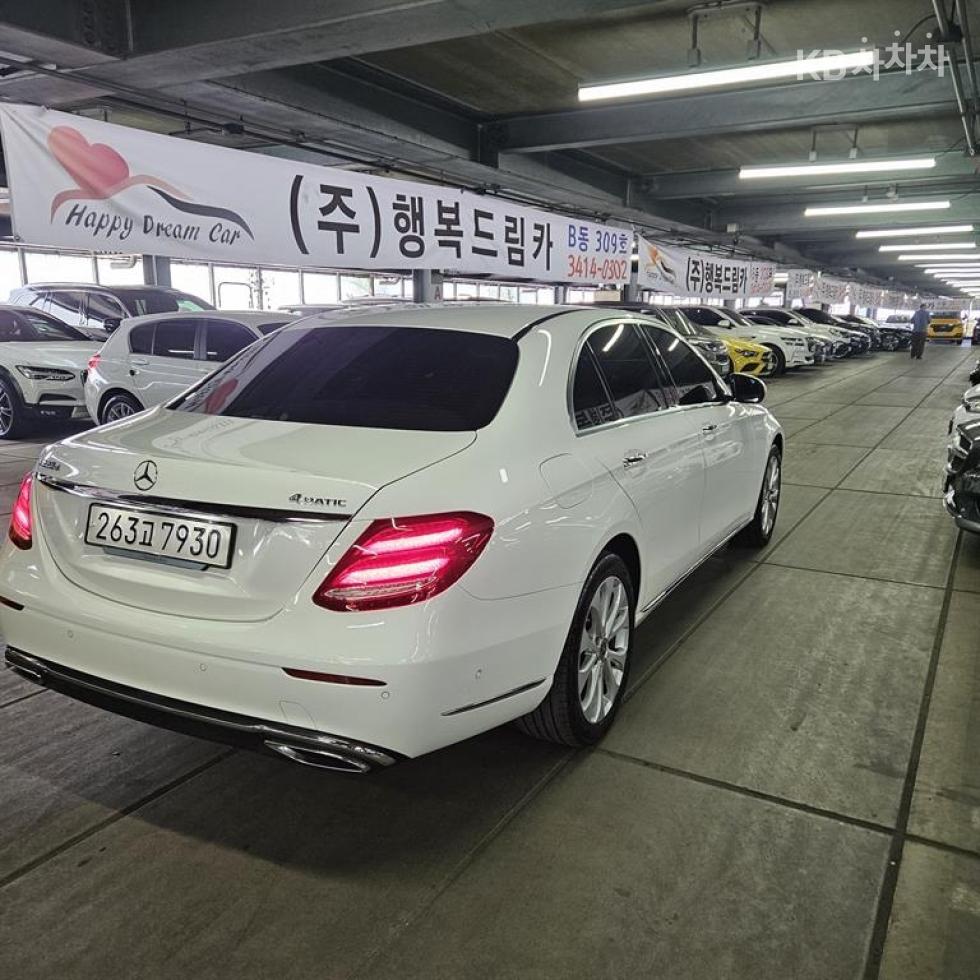 Mercedes-Benz E-Class Exclusive — фото 4