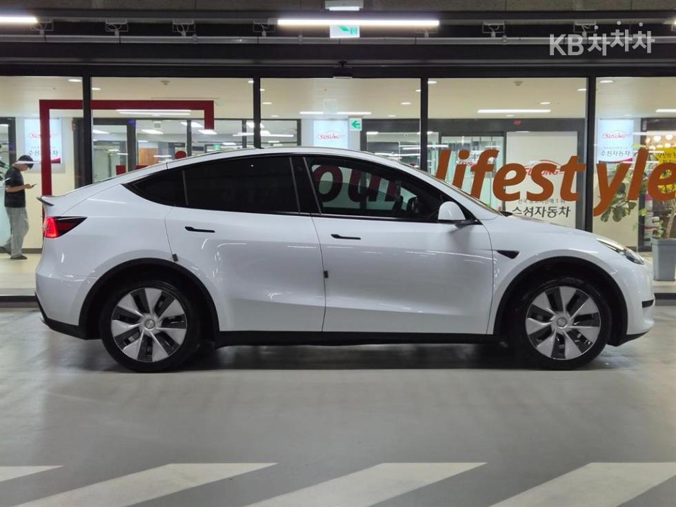 Tesla Model Y BASE MODEL — фото 3