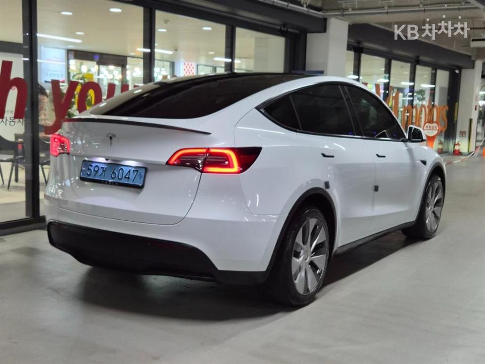 Tesla Model Y BASE MODEL — фото 4